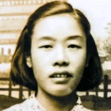 1949年，渣滓洞大屠杀中，盛国玉在枪响前倒地装死，不久，特务进来补枪，还用枪托