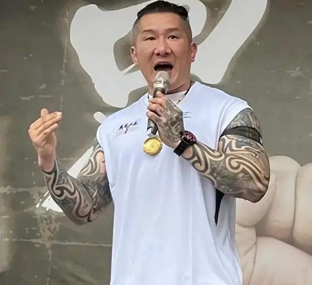 馆长直播点名国民党改革派中生代主席参选人郑丽文、罗智强，直接拷问“你们敢跟大陆谈