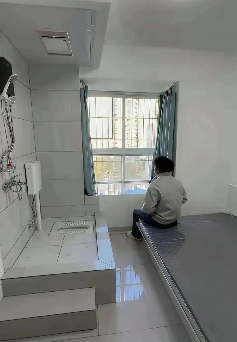 别以为咱们家是公共厕所，一个月500租的呢，宽敞明亮，住着舒服的很！[呲牙]