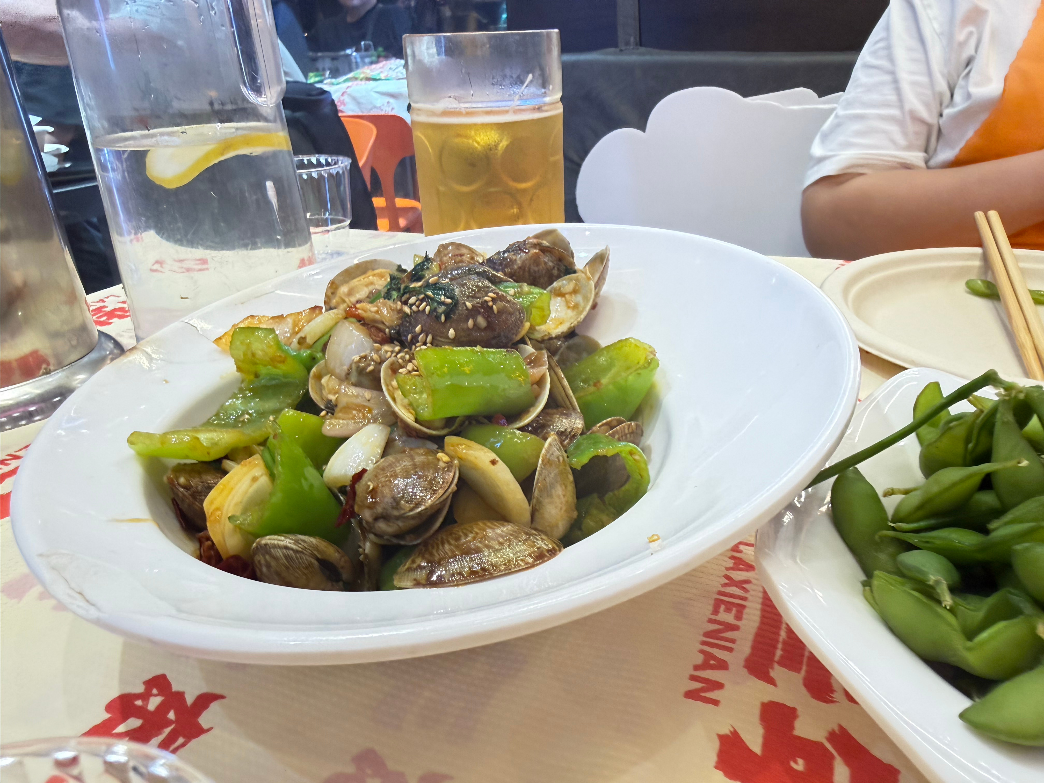 见识了麻辣盐水毛豆，东北鸡架感觉和烤鸡差不多。见同担见林更新，快乐的一天 