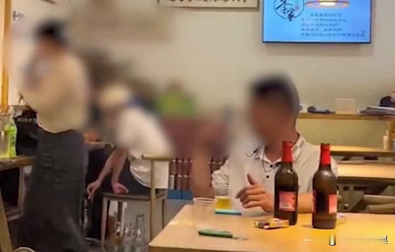 重庆，女子在餐馆吃饭时，发现对面一男孩一直用手机偷拍自己，她气得上面索要对方手机