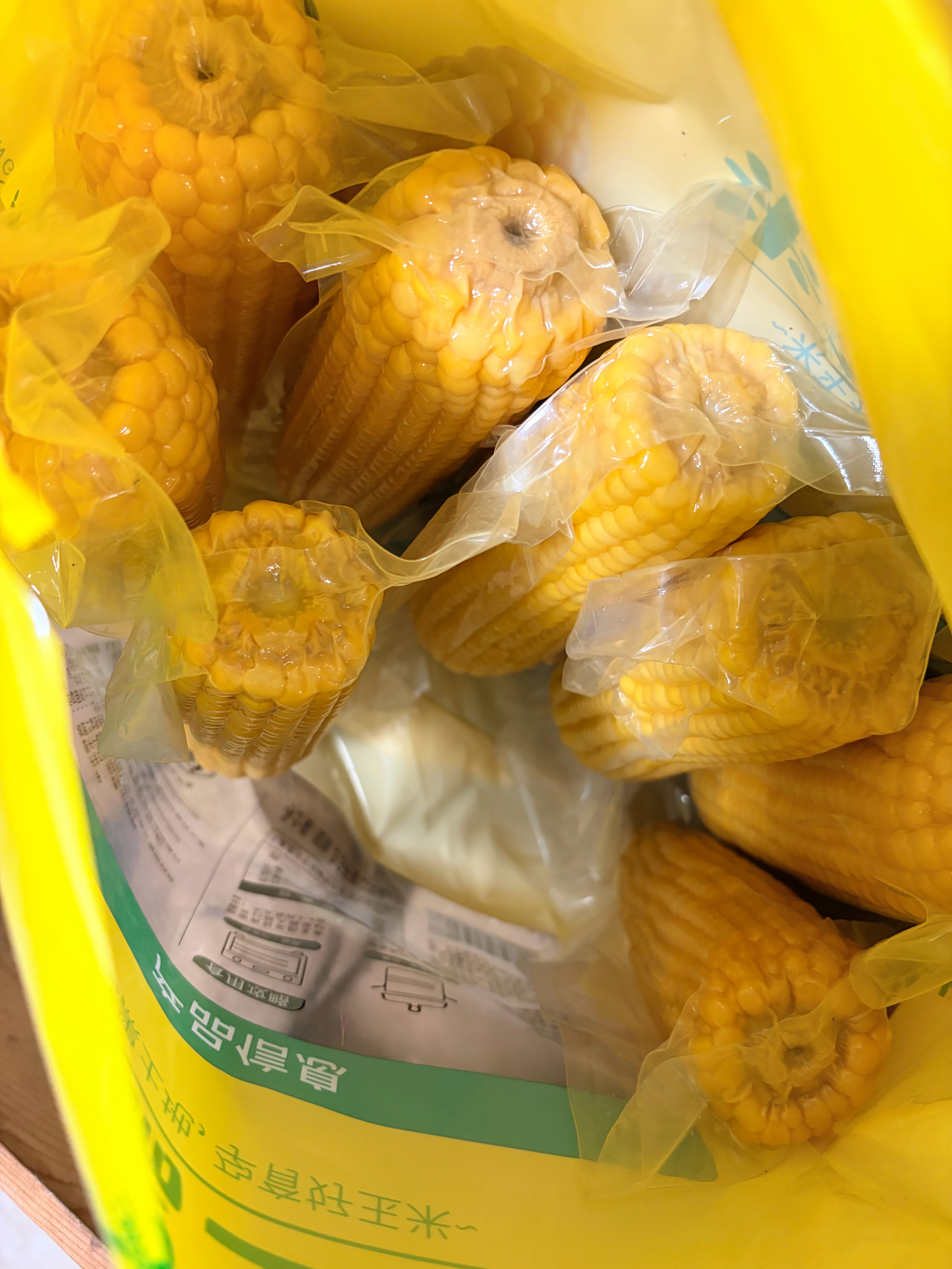 线下生意真不知道怎么做了，永辉八块十块两根的玉米，抖音直播间 21 块钱包邮 1