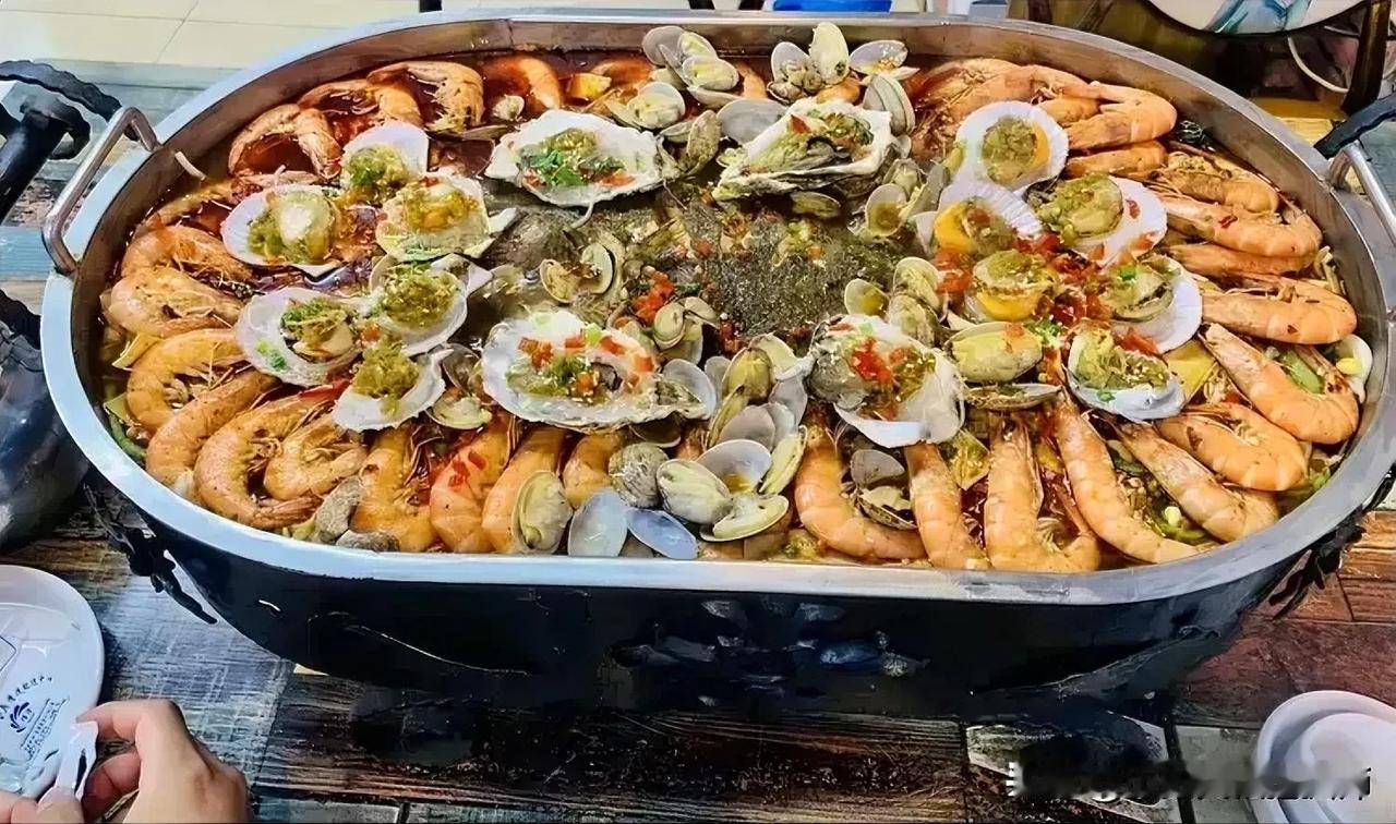 这一大盆看着挺多，其实七八个人吃也不太够！