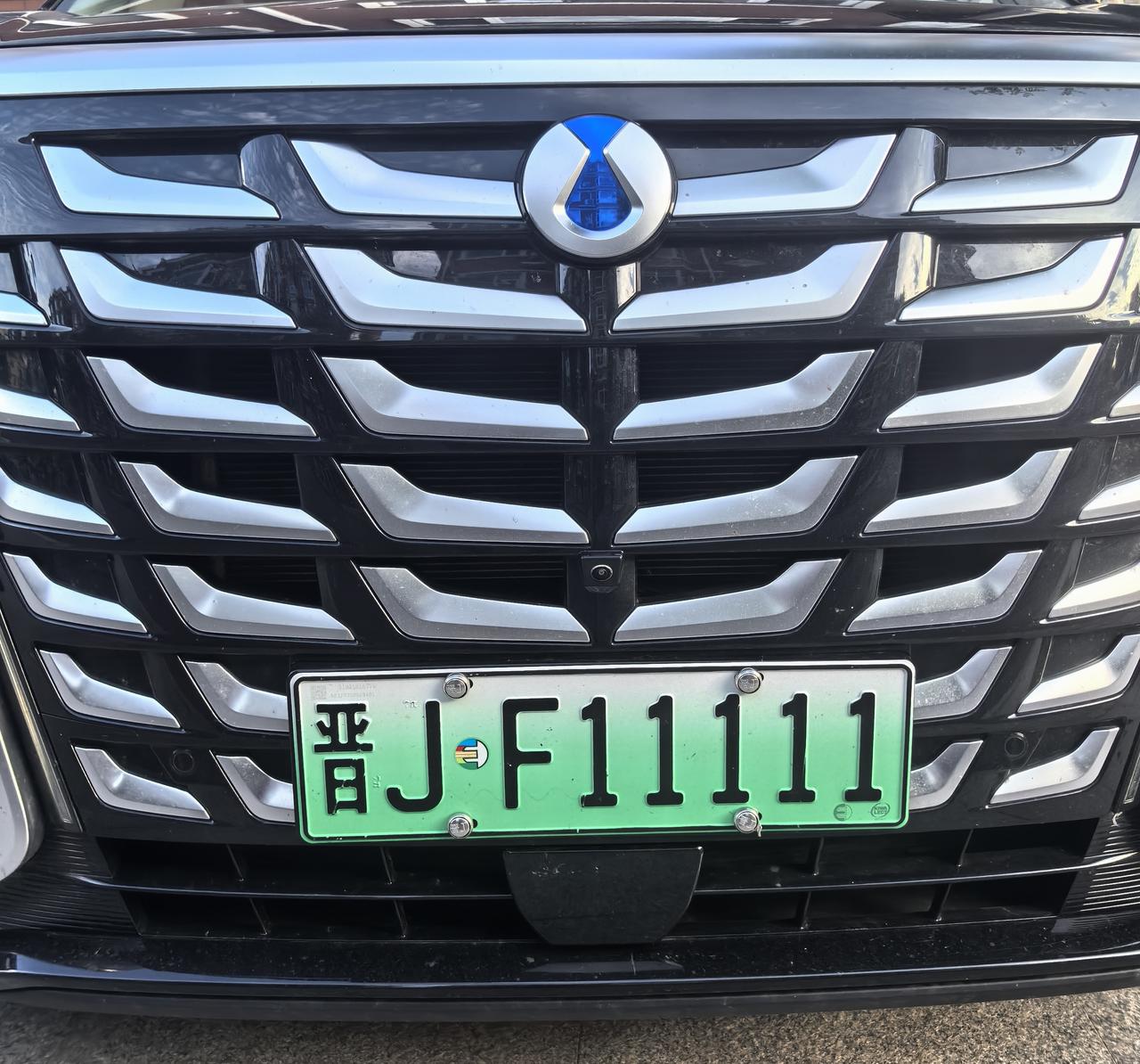 酷炫的黑色车标，JF11111的绿色车牌，尽显时尚与个性！🚗💚