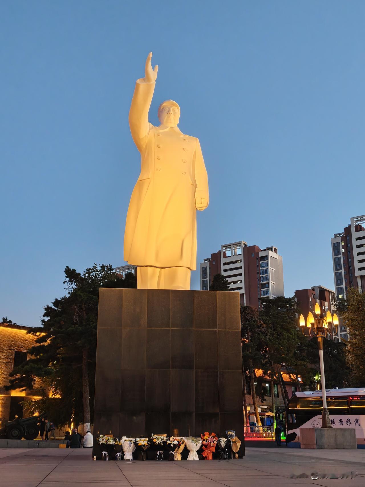 2026年9月9日，伟人逝世50周年，长影院里的伟人雕像下面，有人默默放满了鲜花