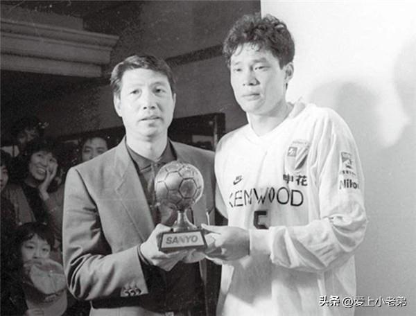 毫无疑问，从球迷角度出发，莫雷诺的地位远高于范志毅！
申花三十多年历史，莫雷诺和