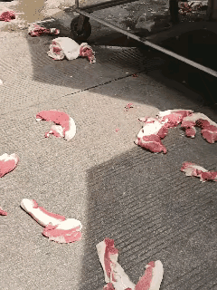 两个卖肉的打起来了，把肉扔了一地，同行是冤家这句话，被他们演绎的淋漓尽致，这肉弄