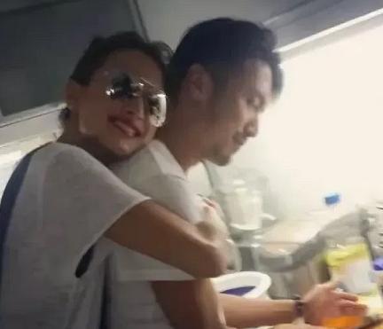 谢霆锋，引发热议。 45岁的谢霆锋，冲上热搜，这一次，不是因为女友王菲，而是妹妹