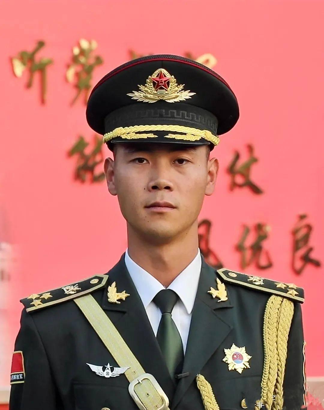 张威的天安门追梦故事
30 斤旗杆磨破 13 双手套，
河南娃张威太厉害了！
1