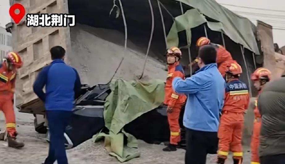 1月8日，湖北荆门发生一起交通事故，一辆满载沙子的货车侧翻后，将一辆小车压扁，车