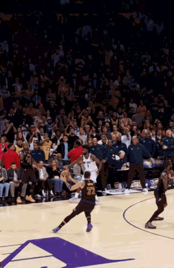 詹姆斯绝杀失败，湖人队1分惜败。
最后这一球，东契奇甩锅给詹姆斯，明明自己有空位