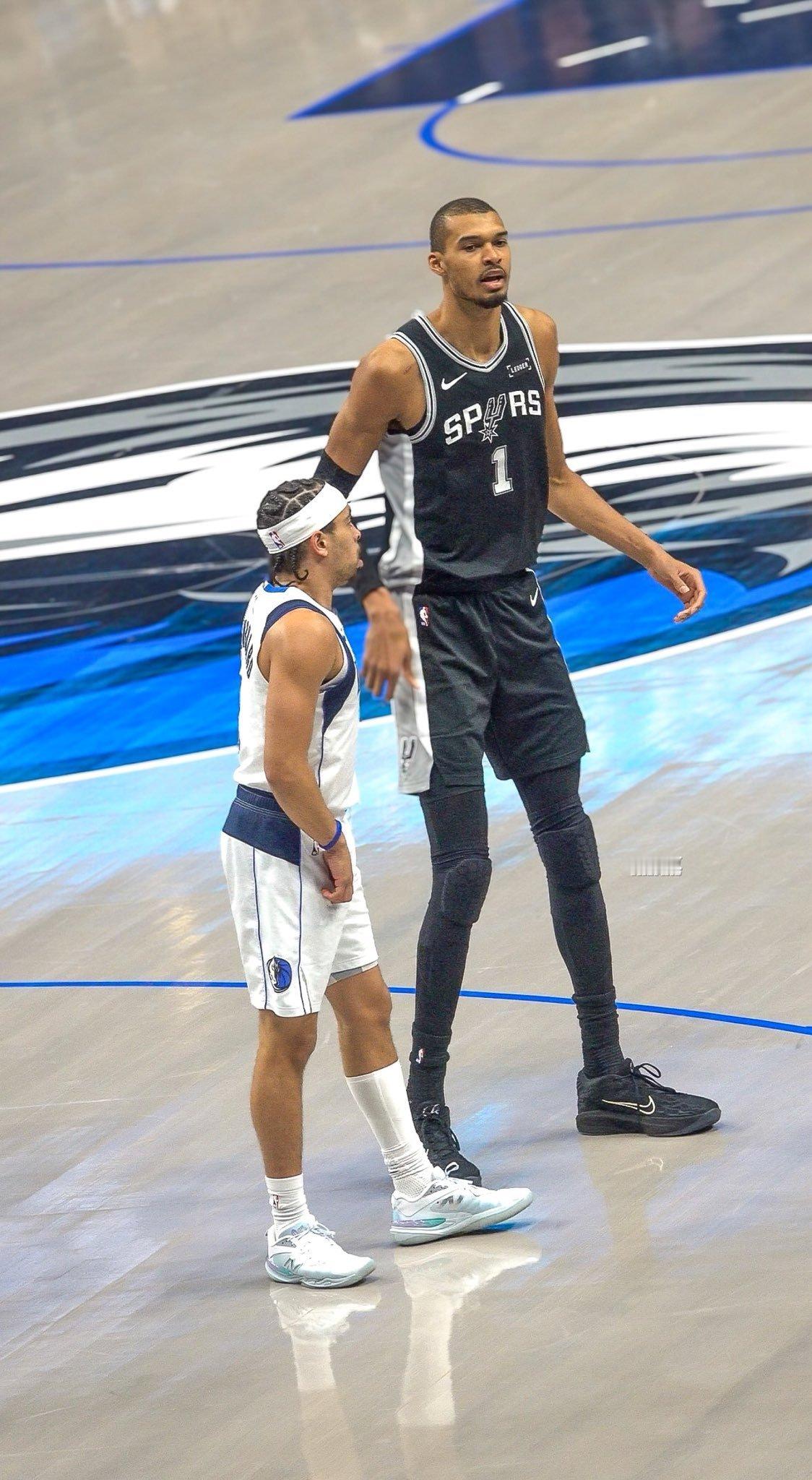 这不就相当于文班和保罗站在一起新赛季篮不住我的观赛搭子