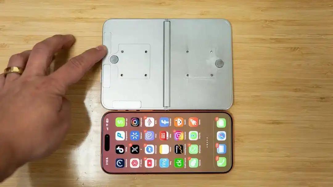 苹果新帅登场，万元折叠屏iPhone Ultra首秀！库克时代的终章，特努斯的革