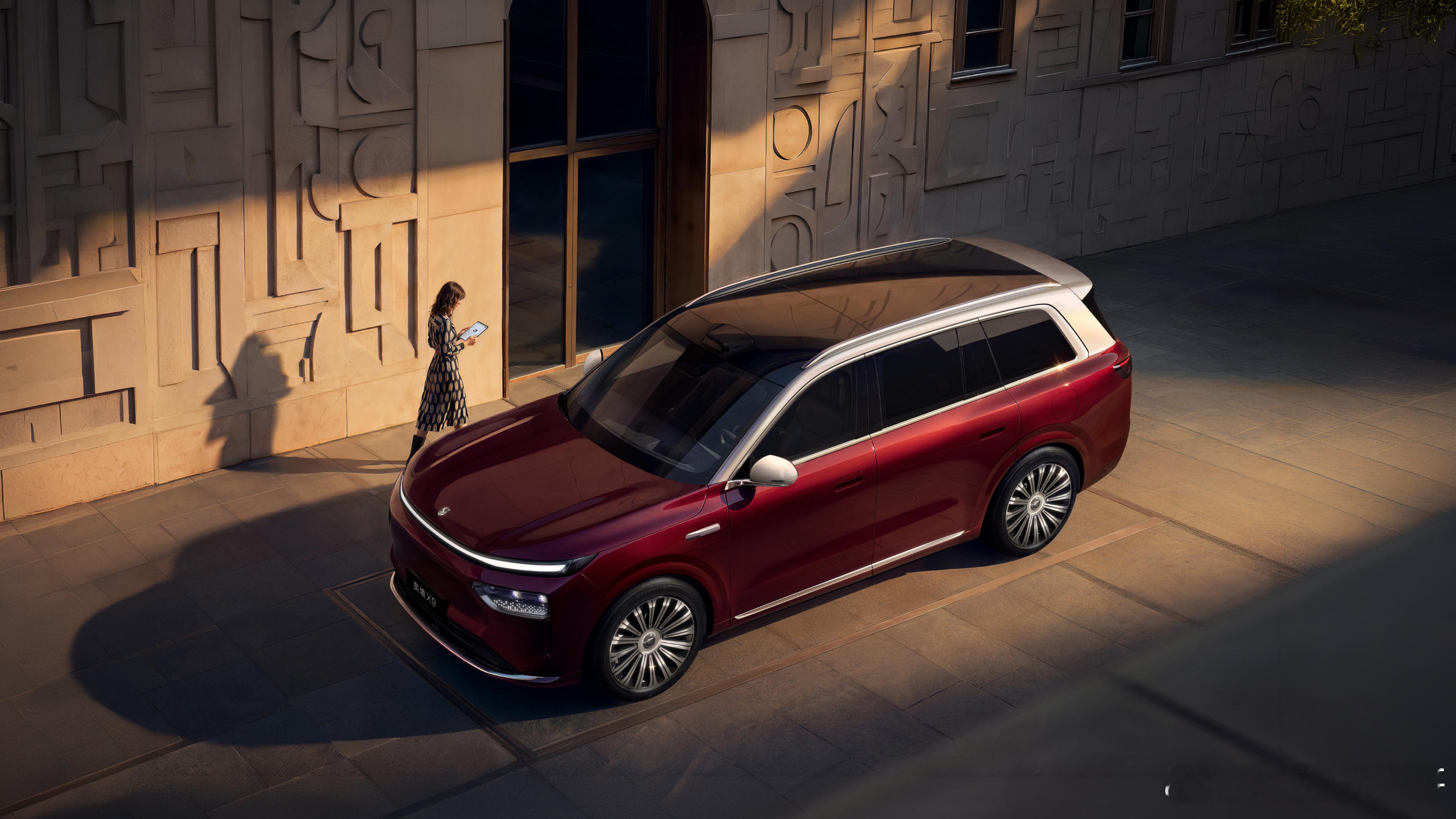 “成都造”大六座SUV奕境X9，由东风汽车与华为乾崑联手打造。超大尺寸，车长5.