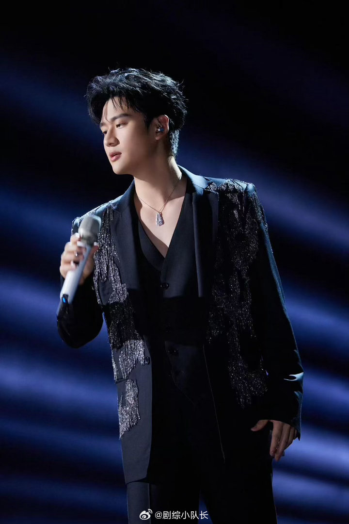 周兴哲永不失联的爱选对了周兴哲开口跪选曲眼光格外出众，契合自身声线特质，开口便牢