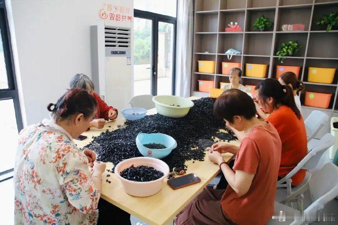 台州家门口的共富工坊让生活过得热气腾腾 针线在银龄老人手中翻飞，宝妈们低头忙着手