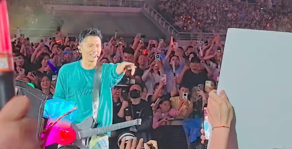 到今年，王菲57岁了，谢霆锋也四十好几了。
沈阳演唱会现场，歌迷举个手幅让他帮忙