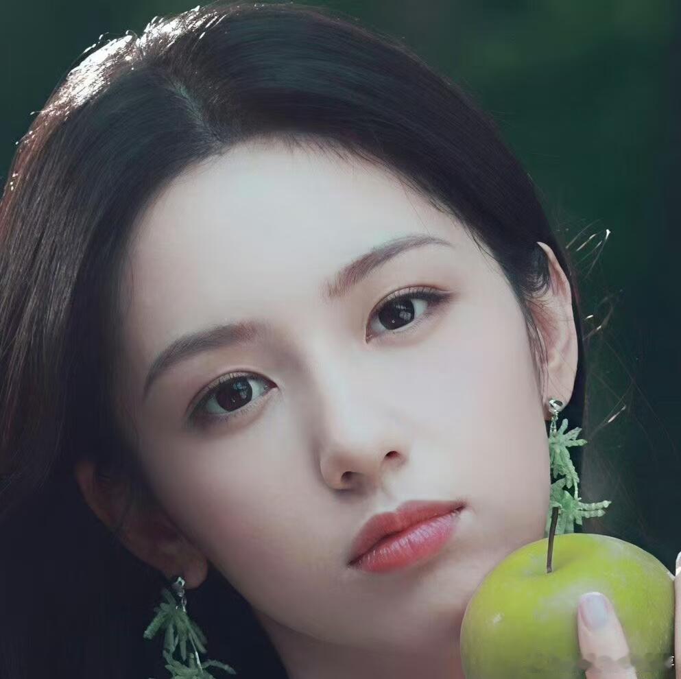 周也[超话]  终于知道什么叫“眼波流动”😍真的感觉她的眼睛像是被精心雕刻过一