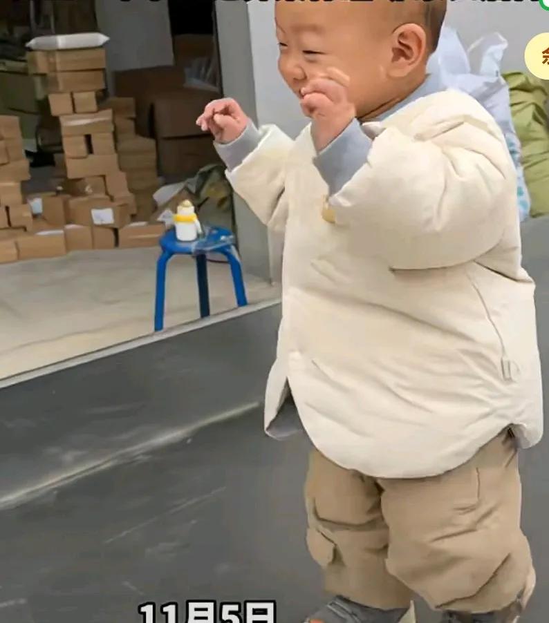 小孩在车上玩，走路不稳摔倒。脸重重磕在车头上，天呀，
这孩子鼻梁骨可能得摔折了，