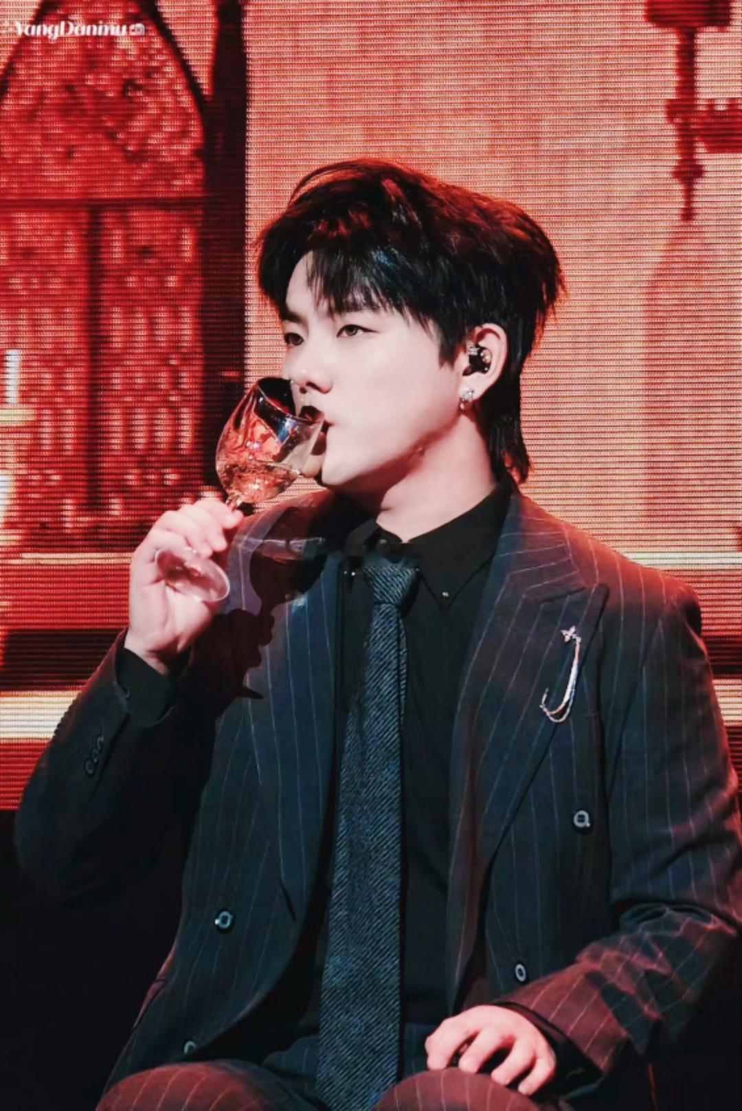 谁懂啊！刷到景羊同台的瞬间，眼泪直接在眼眶里打转。熟悉的互动、默契的眼神，连说话