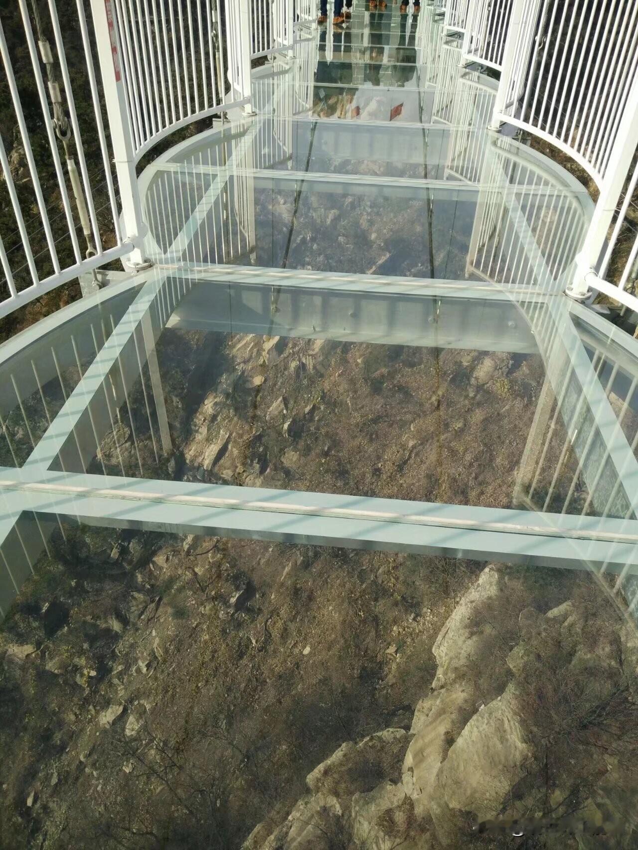 春日生活打卡季玻璃窄道，好吓人。