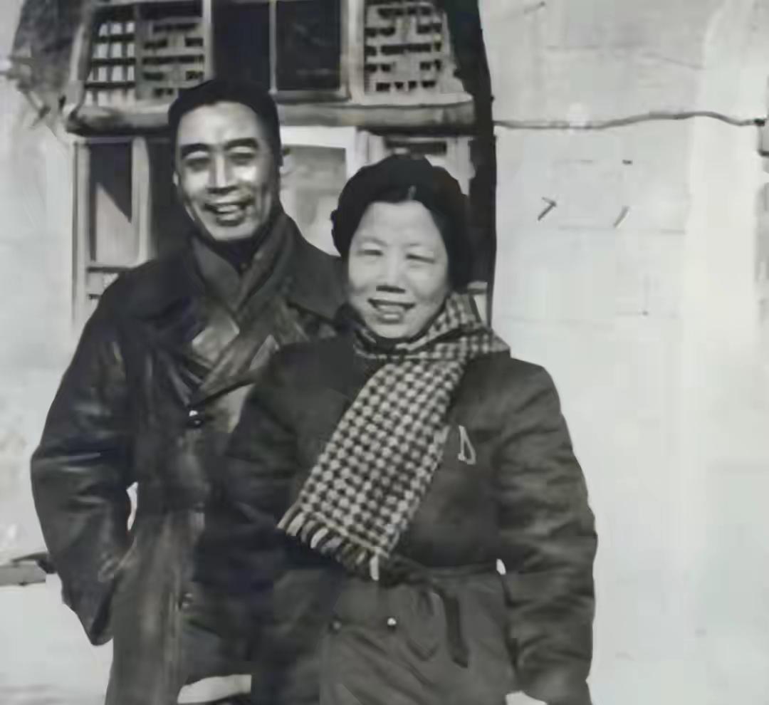 50年，邓颖超出国周恩来略显冷淡，邓颖超：总理我要向你提出抗议
 
1950年的