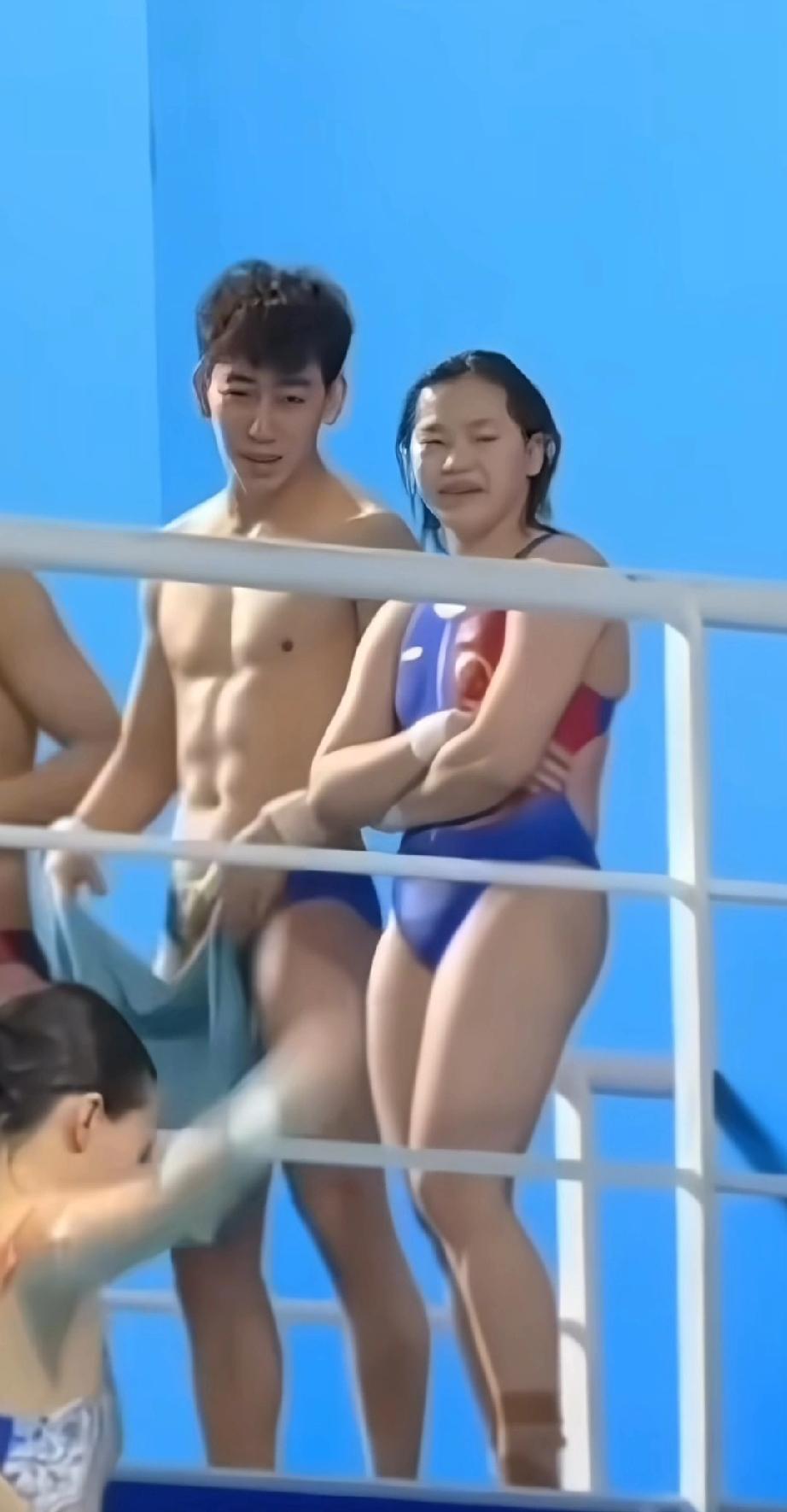 全红婵今天复出了，昨天网友分享她训练的视频，青春期的她太难了明显长肉了。
小脸蛋