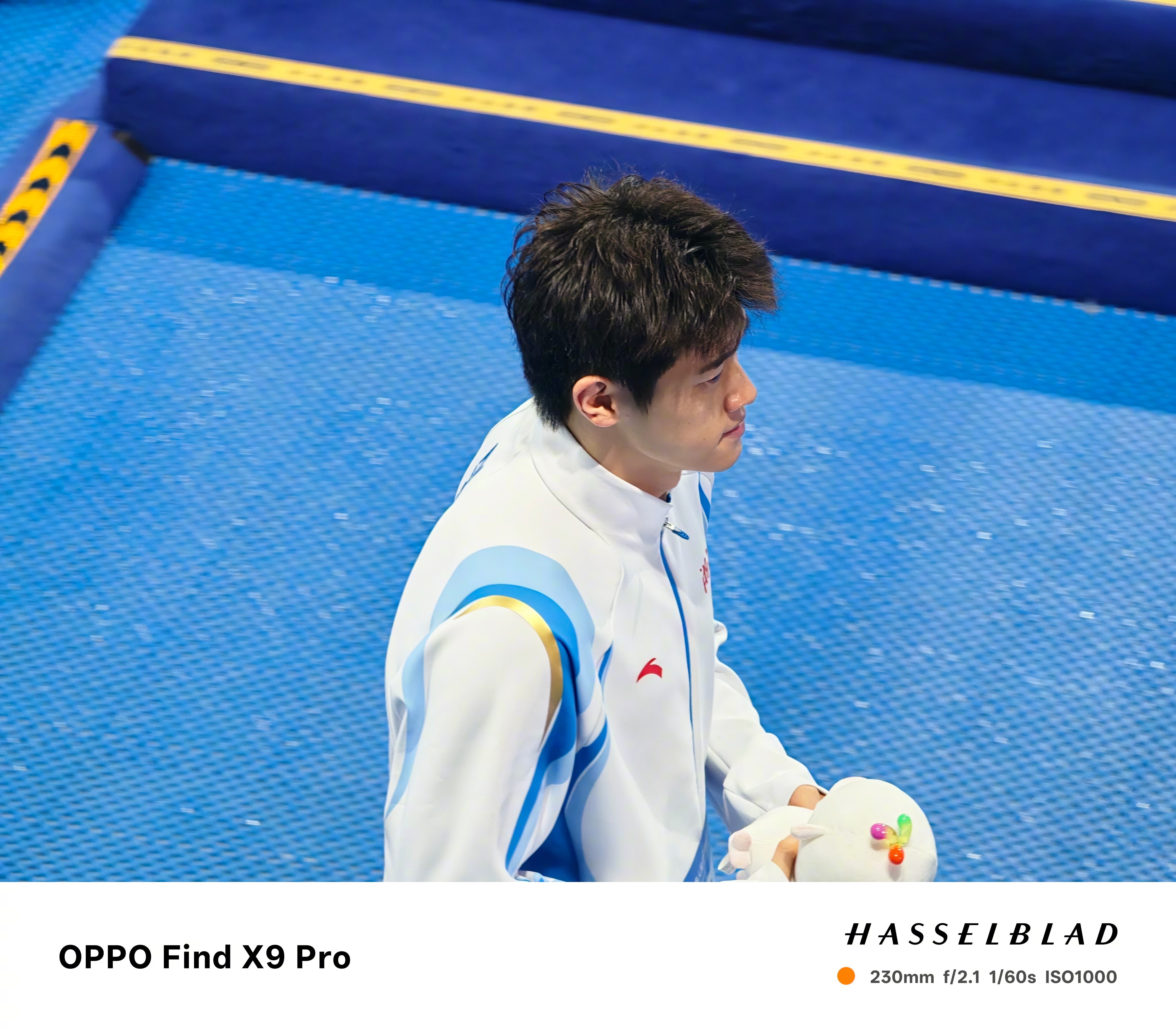 泳池对决瞬间， 系列的超清影像定格冠军触壁的0.01秒——水花晶莹、表情锐利，连