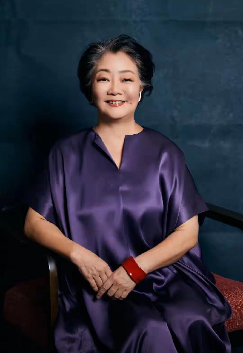 实至名归！萨日娜斩获百花女配，30年演遍天下母亲，观众缘拉满
 
       