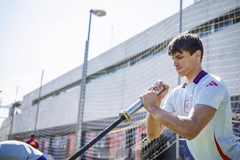 勒诺尔芒预计会提前结束假期，在8月5号前回归训练，能不能来香港和去瑞典要看教练组