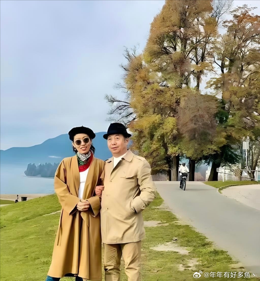 这两人在加拿大潇洒快活，只留她妈在国内蹲大牢。 