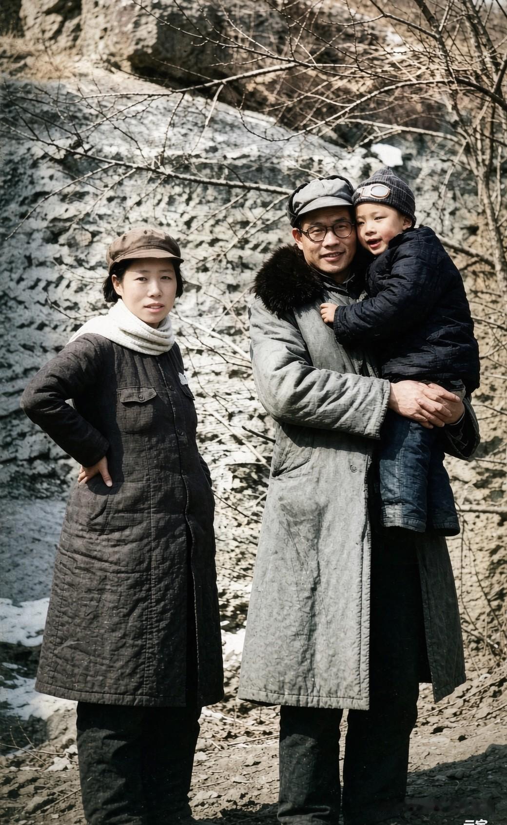 1940年，开国上将萧劲光与妻子朱仲芷及长子萧永定的一张十分珍贵的合影。不久之后