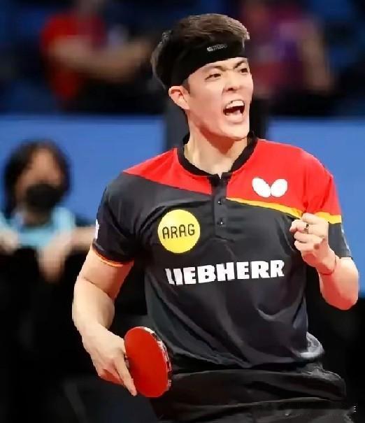 乒乓球混合团体世界杯第二轮循环赛，德国队VS克罗地亚。
  第一局邱党考夫曼VS