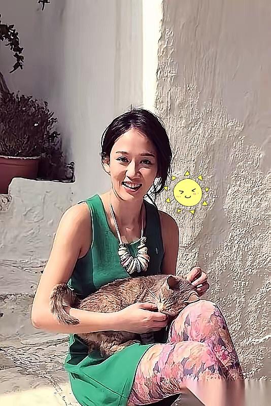 艾伦一富二代他在马来西亚有三套大房子，车库几百平停满豪车，还有私人飞机……图啥，