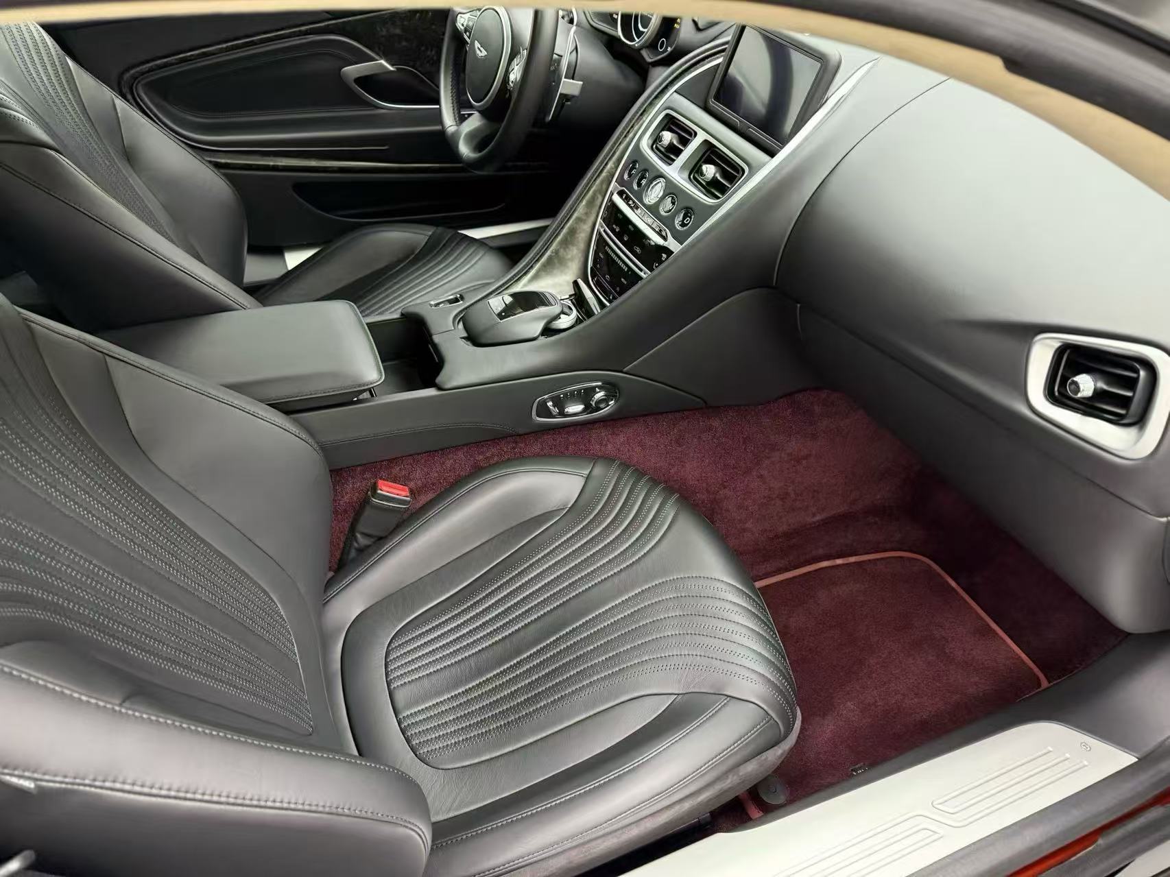 阿斯顿.马丁DB11 V12 首发限量版 ，配置到顶 17年上牌 1.5万公里、