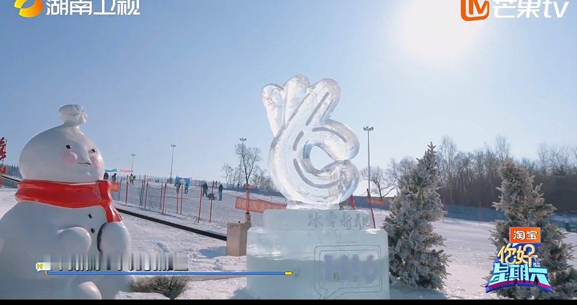 郭俊辰提醒大家不要舔冰 全员打卡冰雕超欢乐！郭俊辰在一旁温柔提醒别舔冰，热闹氛围