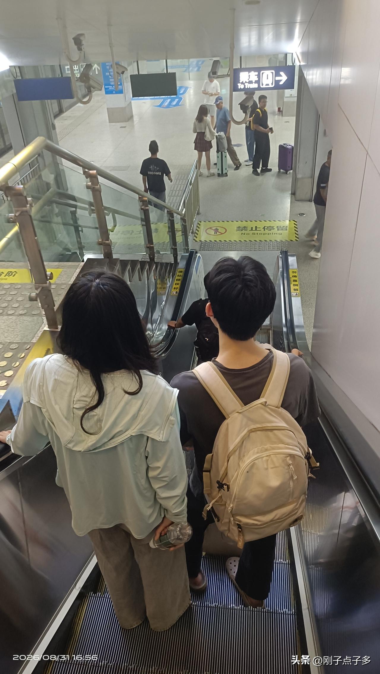 我有个侄儿子，高考只考了337分，落榜后急着找赚钱的门路。
我给他出了好几个方向