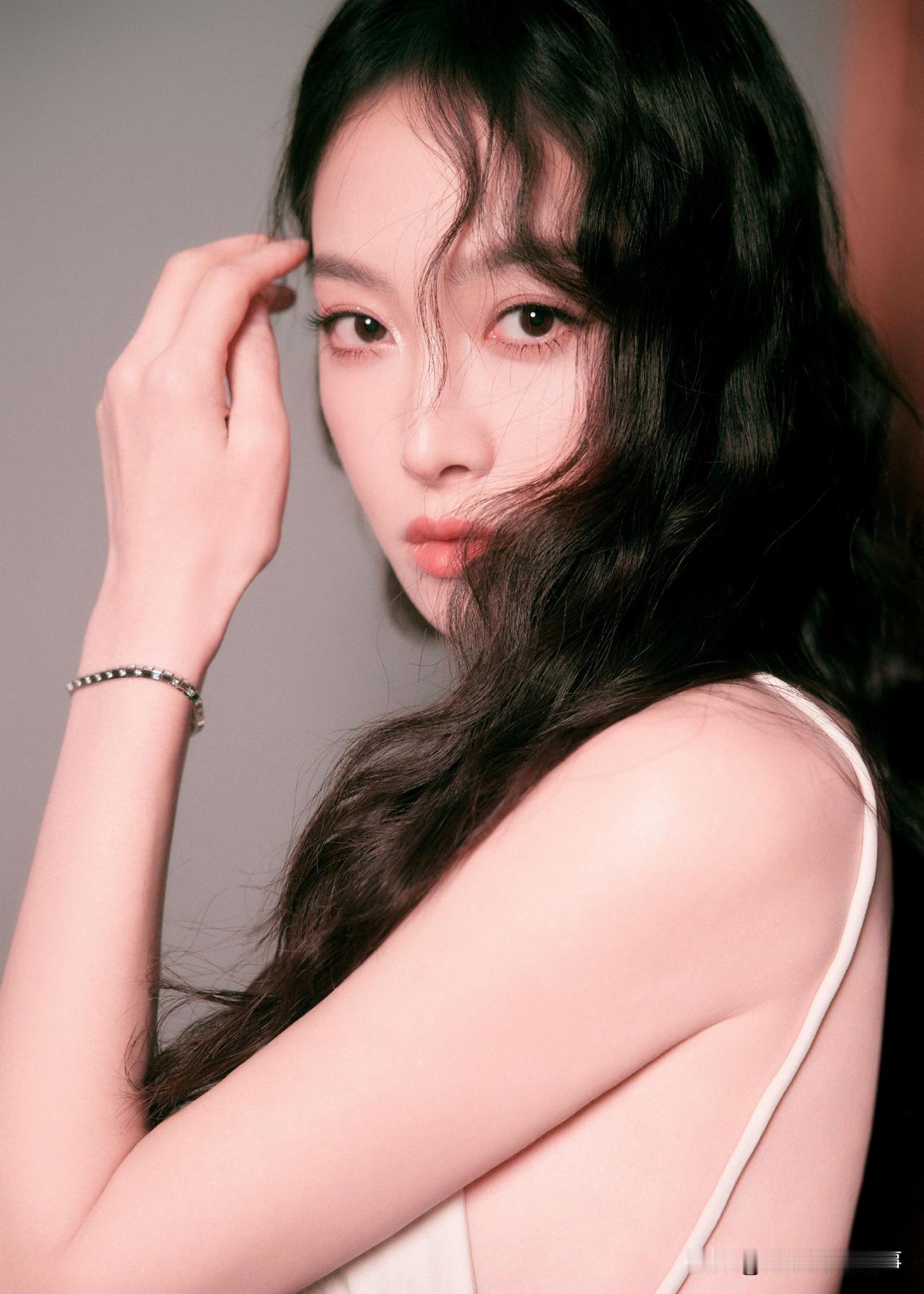 《银裙与玉背》
光缠上她的肩背，像揉碎的月落进银裙的闪片里。那线条是细雕的玉，连