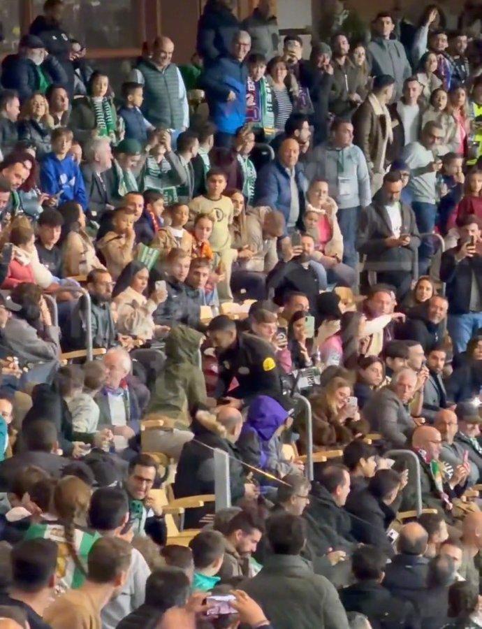 【】《马卡报》：皇家贝蒂斯3比5巴萨 ，巴萨小将亚马尔的父亲穆尼尔坐在贝蒂斯球迷