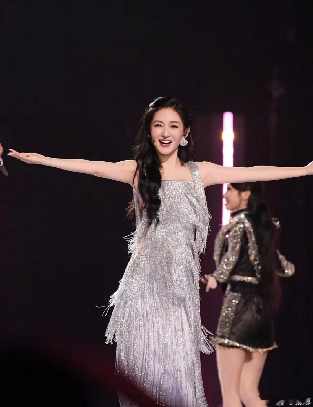 谢娜每周都会看自己浪姐舞台 乘风2026 沉浸在舞台回忆之中，每周按时重温表演，