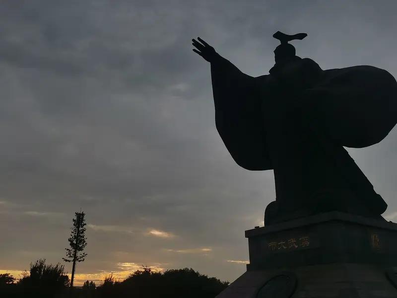 半生的谦恭自律，终究抵不过至高皇权的诱惑。当权力层层叠加，当朝野尽归掌控，曾经的