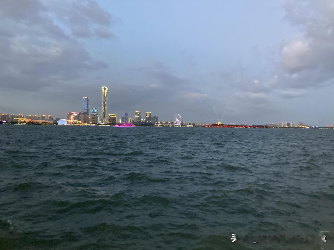 ◦ 市场风险：政策、经济波动导致系统性下跌；

  ◦ 个股风险：公司业绩暴雷或