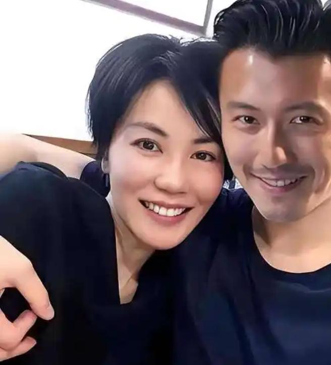 谢霆锋之所以离不开王菲，原因其实很纯粹。除了王菲长得好看、性格顺从之外，最关键的