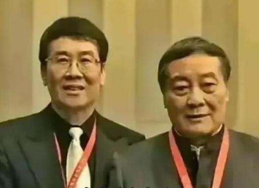 宗庆后的弟弟宗泽后据报推出新品牌“娃小智”，与侄女宗馥莉的“娃小宗”打对台。
