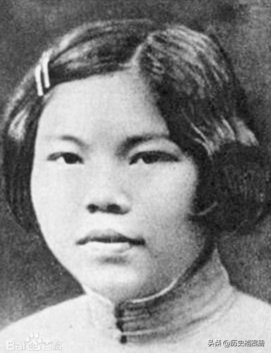 1943年，1女战士被捕。谁知，就在敌人用烙铁烫她的胸脯时，早已满身大汗的女战士