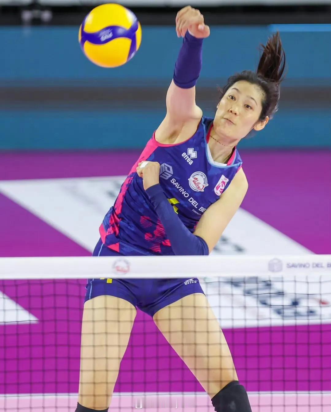 意甲联赛1/4决赛第二回合，斯坎迪奇3:0瓦来福利亚女排（25:18/26:24