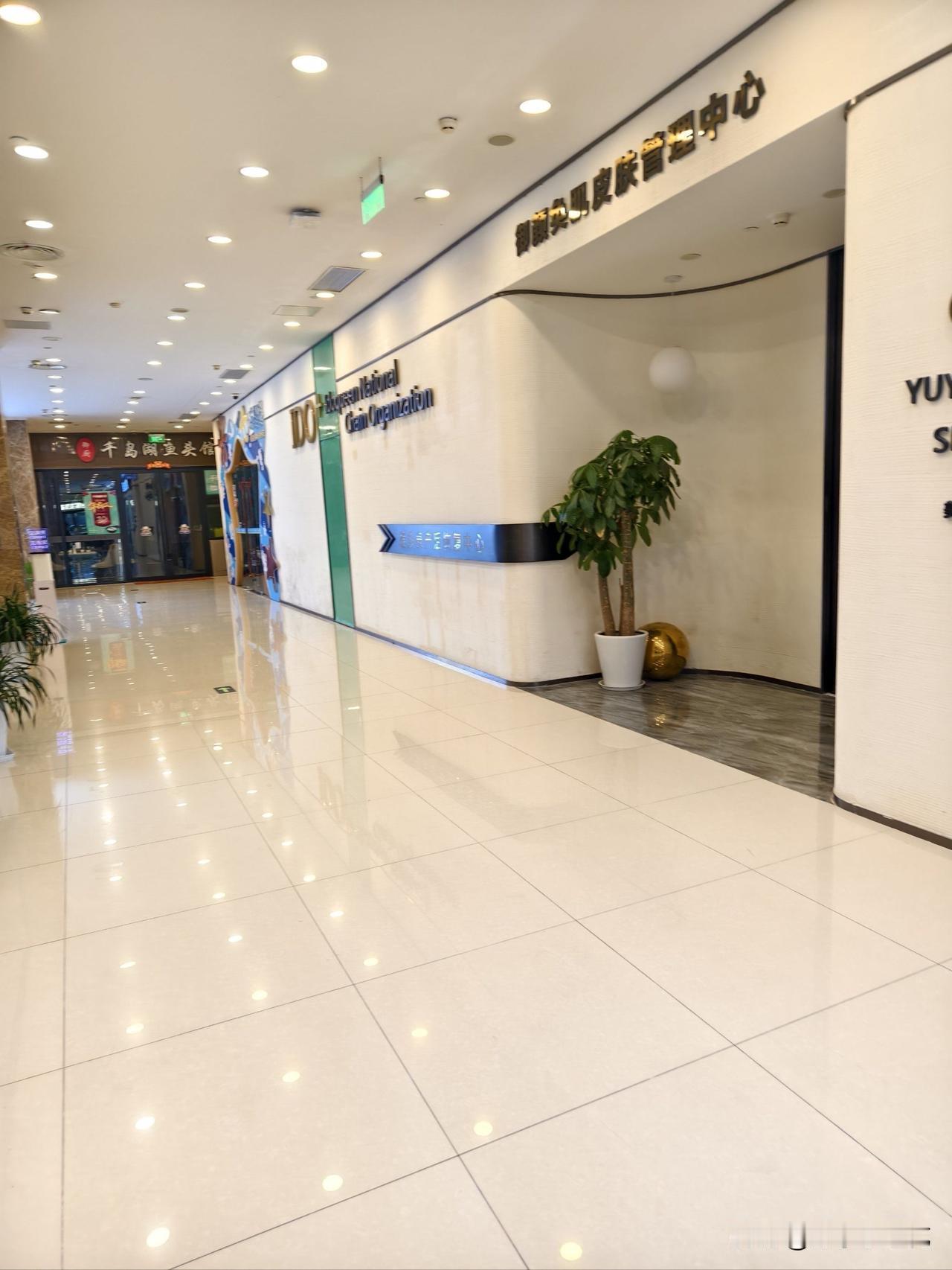 商场空了，1.6万亿消费力去哪了？

现在商场都变冷清了，女装、男装区基本没人，