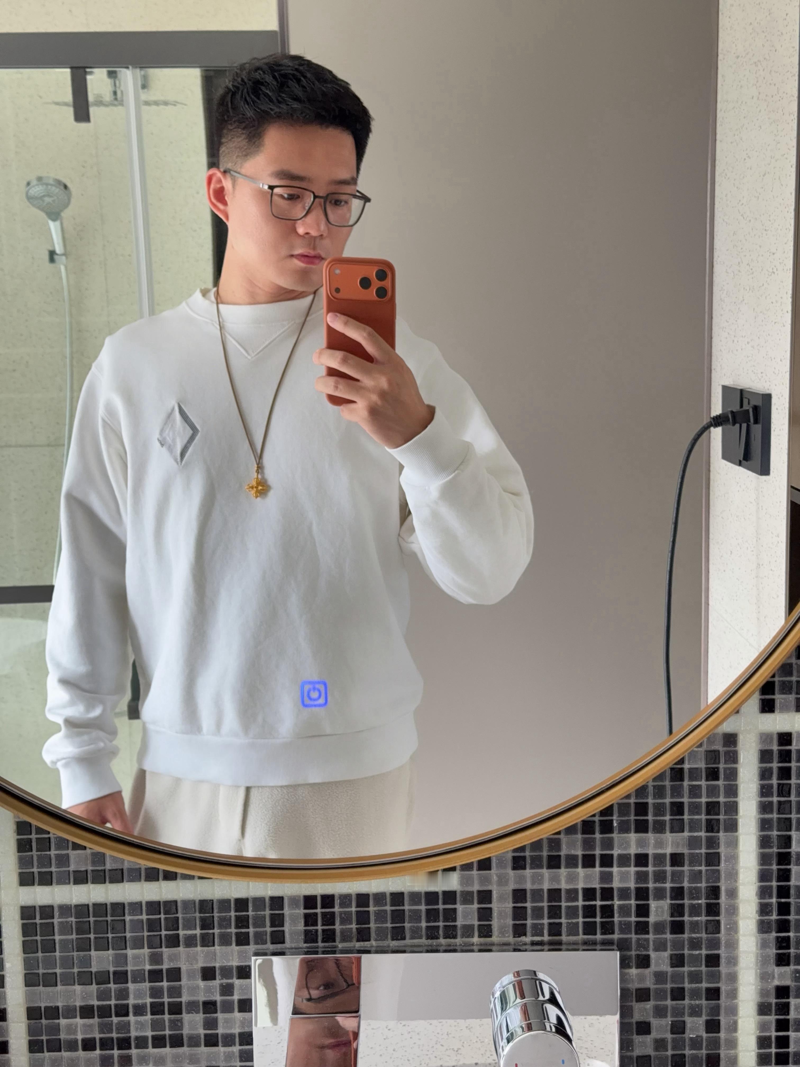 现在打理发型越来越迅速，2分钟搞定。下一步，谁教教我自拍啊？  ​​​