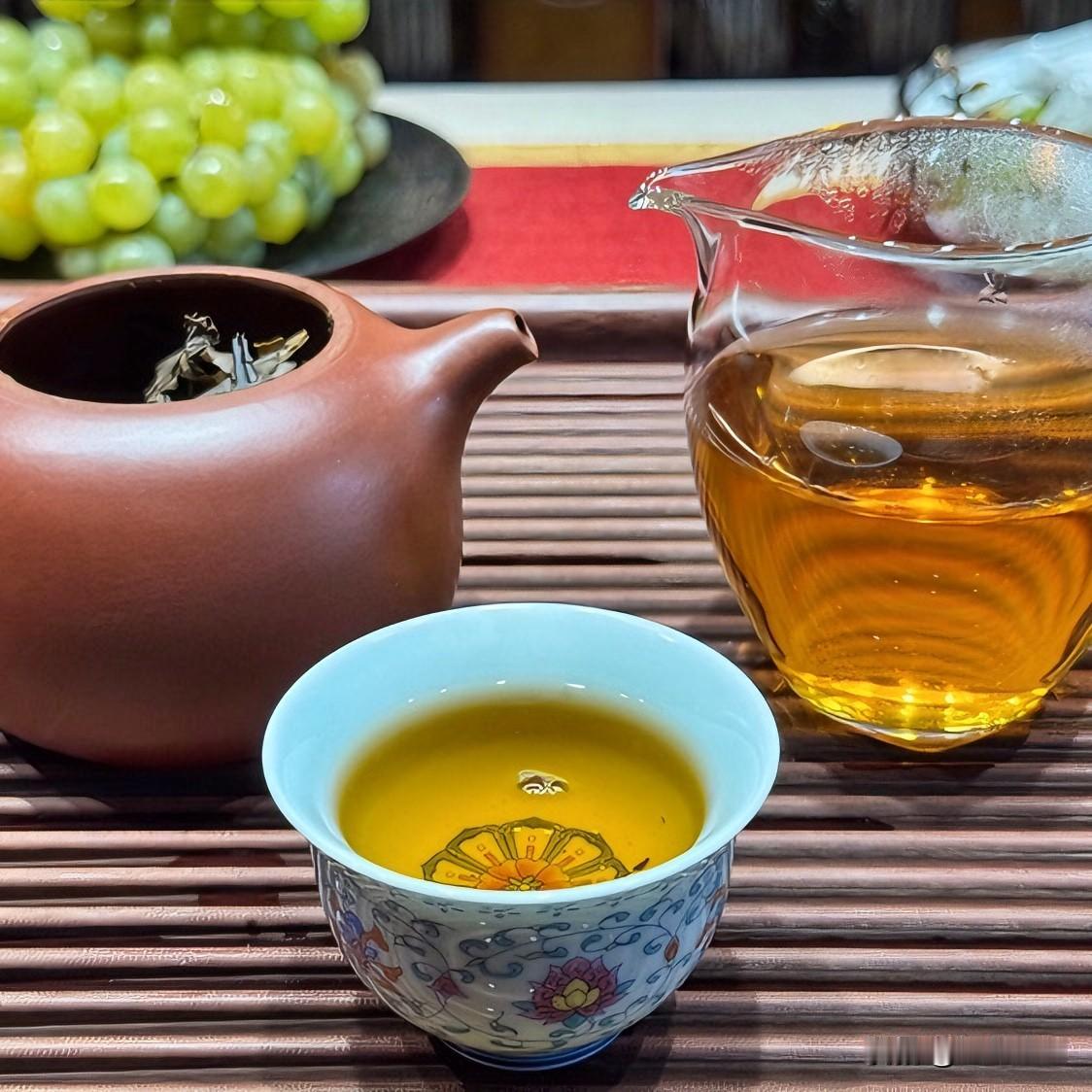 《茶道问·楚辞天问体》
茶烟何袅袅？浮沉意何长？
喧终寂兮心何定？浓化淡兮味何藏