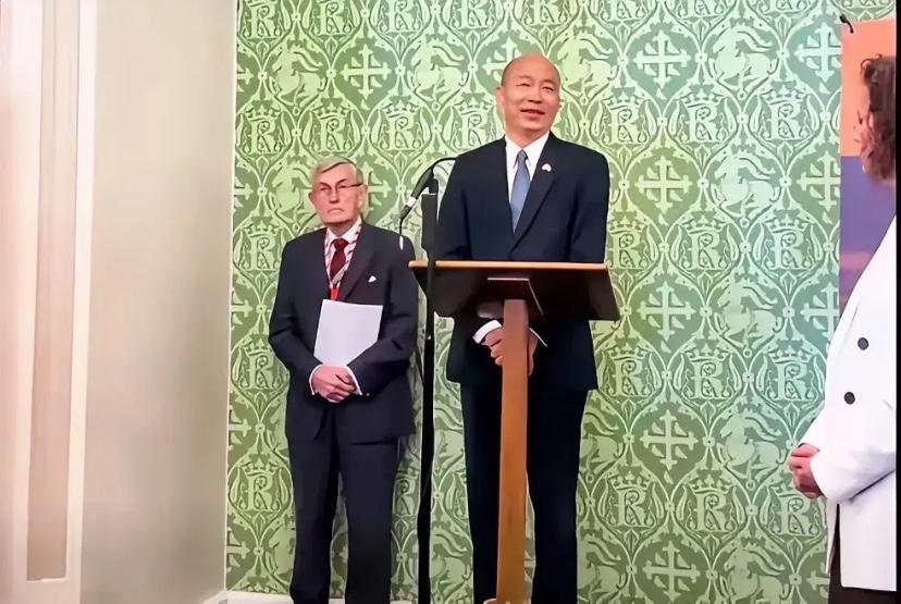 5 月 15 日，正在窜访英国的韩国瑜，在英国议会的官方酒会上，突然用英文高声喊